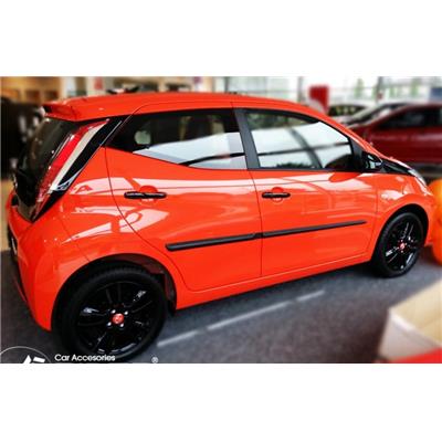 Baguettes latérales adhésives TOYOTA Aygo 5 portes depuis 2014